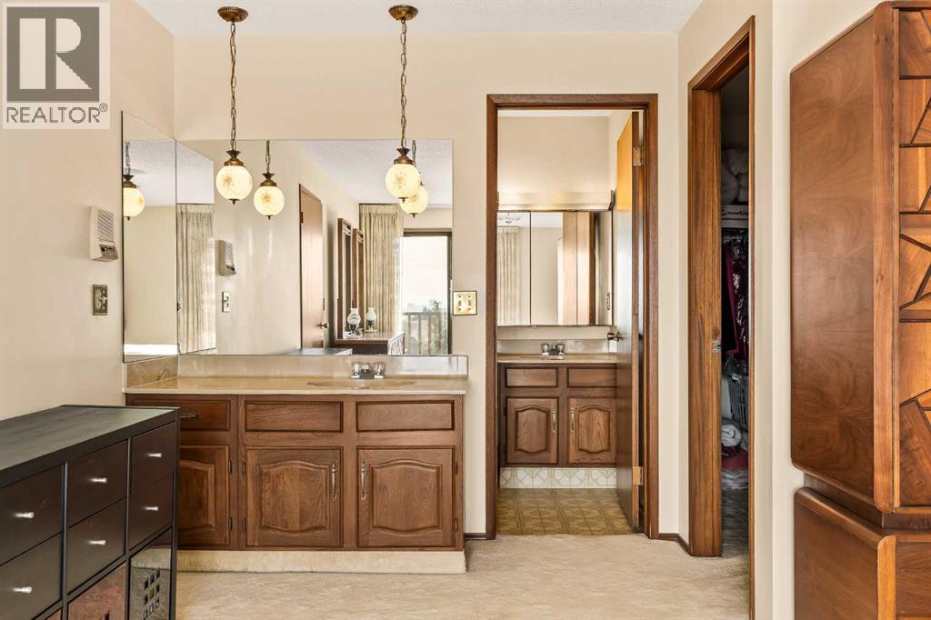 Single Family House for Sale in  Edgeland Bay NW Edgemont Calgary 