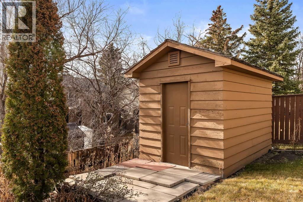 Single Family House for Sale in  Edgeland Bay NW Edgemont Calgary 