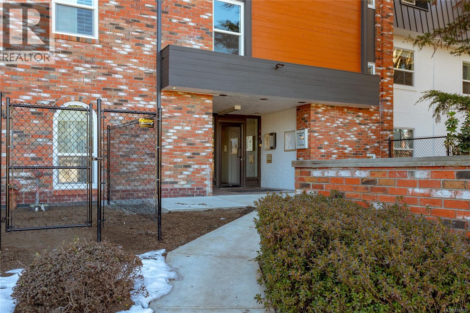 203 1725 Cedar Hill Cross Rd E, Saanich