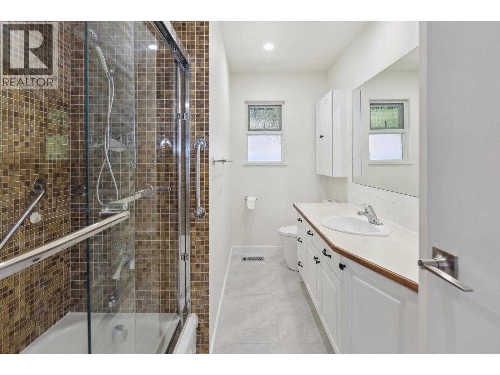 330 BAYVIEW ROAD, Lions Bay