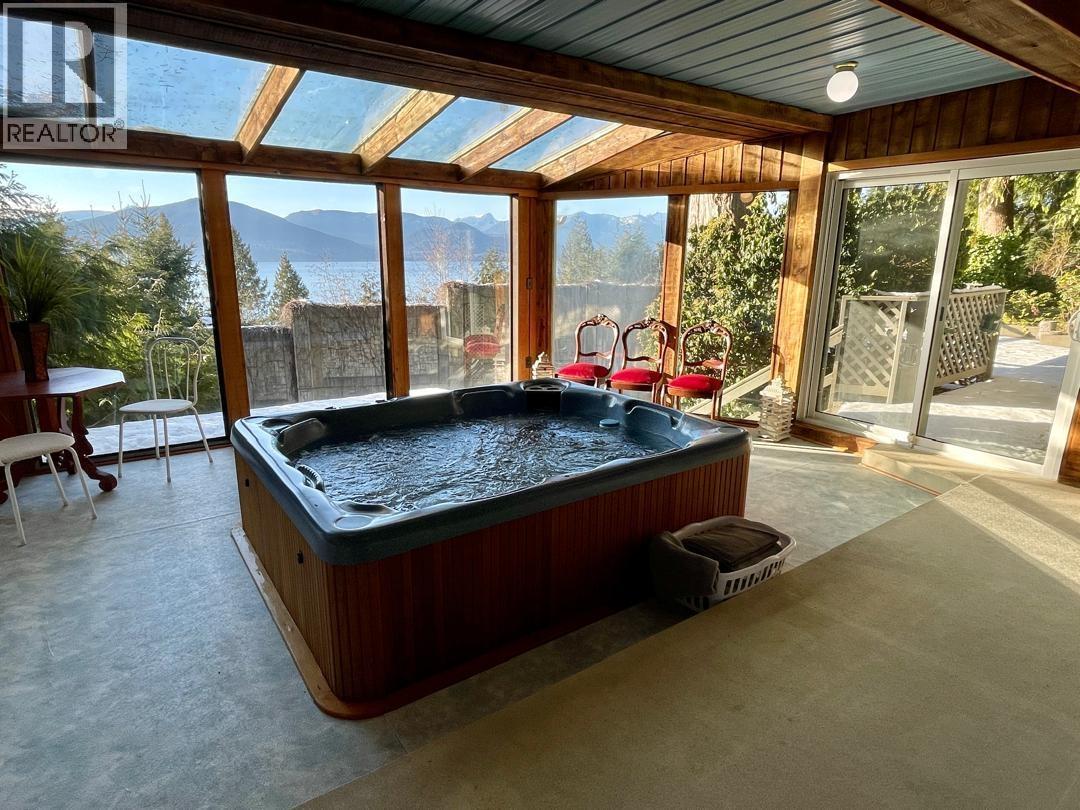 330 BAYVIEW ROAD, Lions Bay