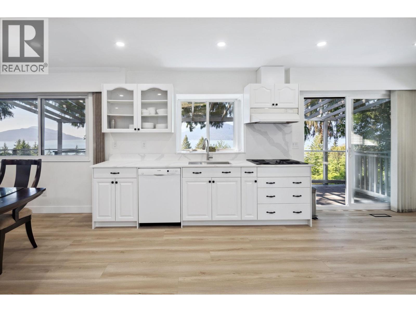 330 BAYVIEW ROAD, Lions Bay