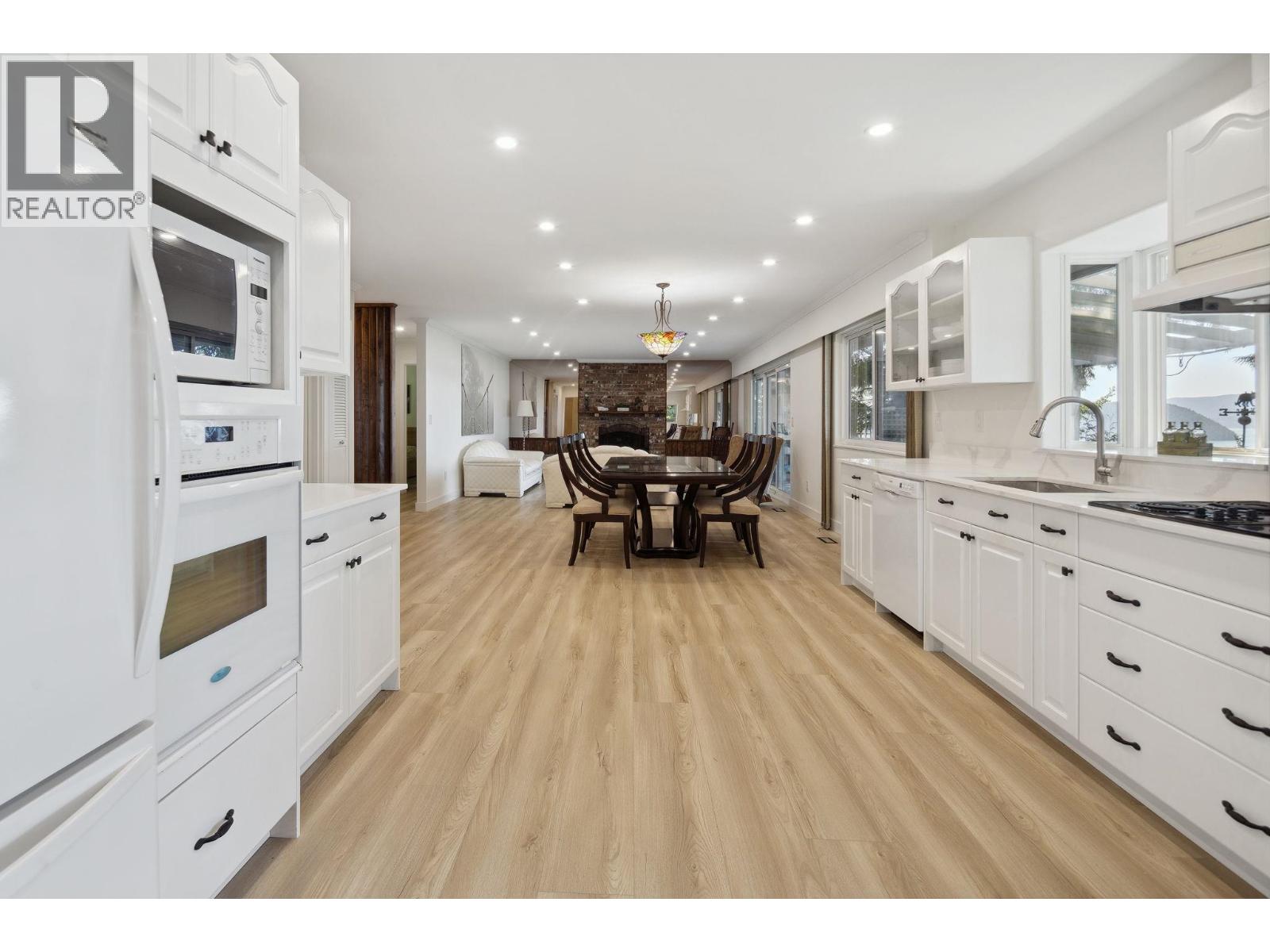 330 BAYVIEW ROAD, Lions Bay