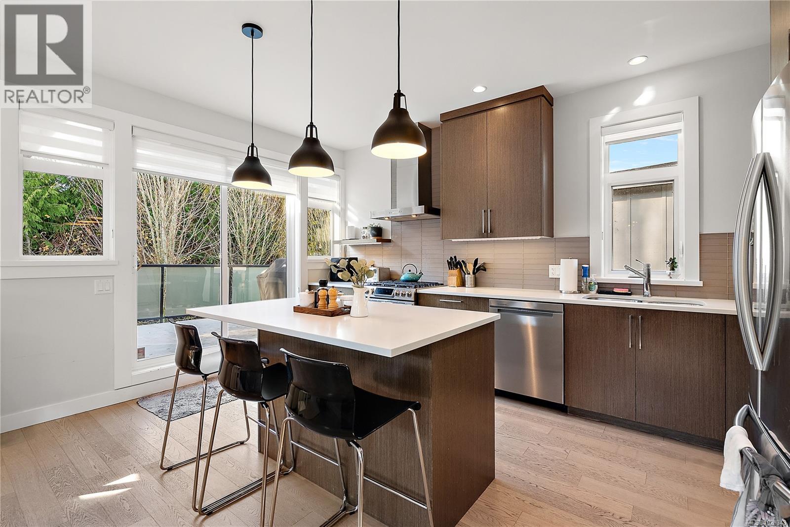 9286 Rideau Ave, North Saanich