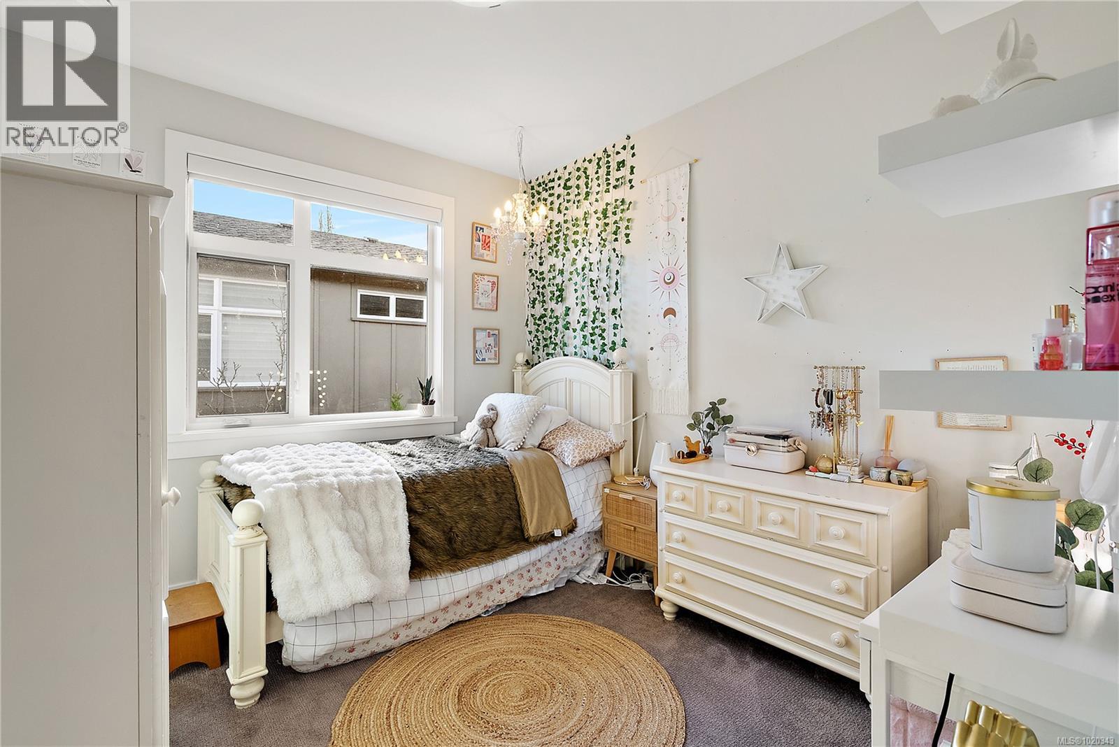 9286 Rideau Ave, North Saanich