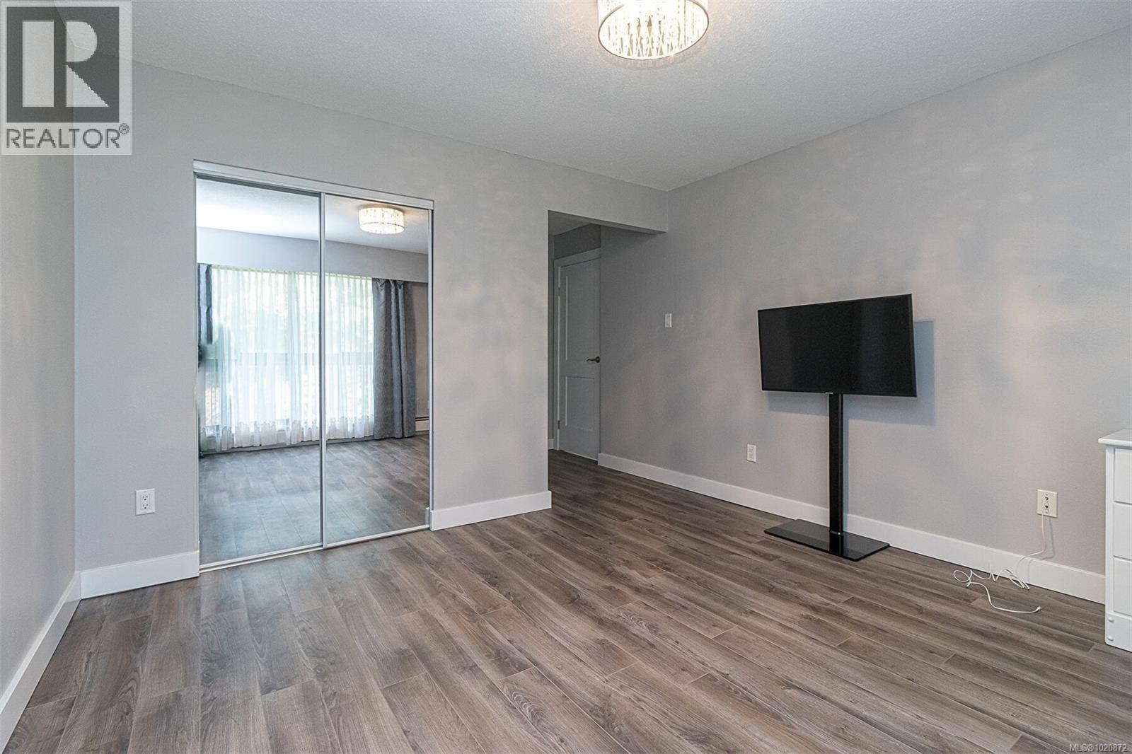 310 1009 McKenzie Ave, Saanich