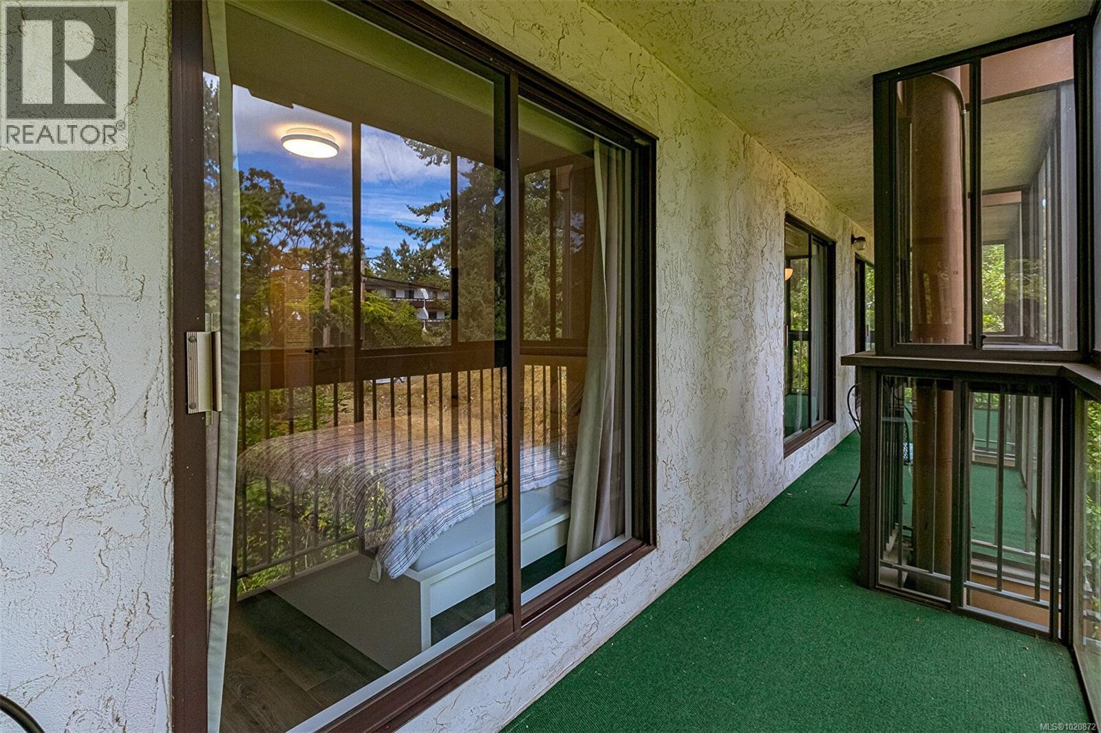 310 1009 McKenzie Ave, Saanich