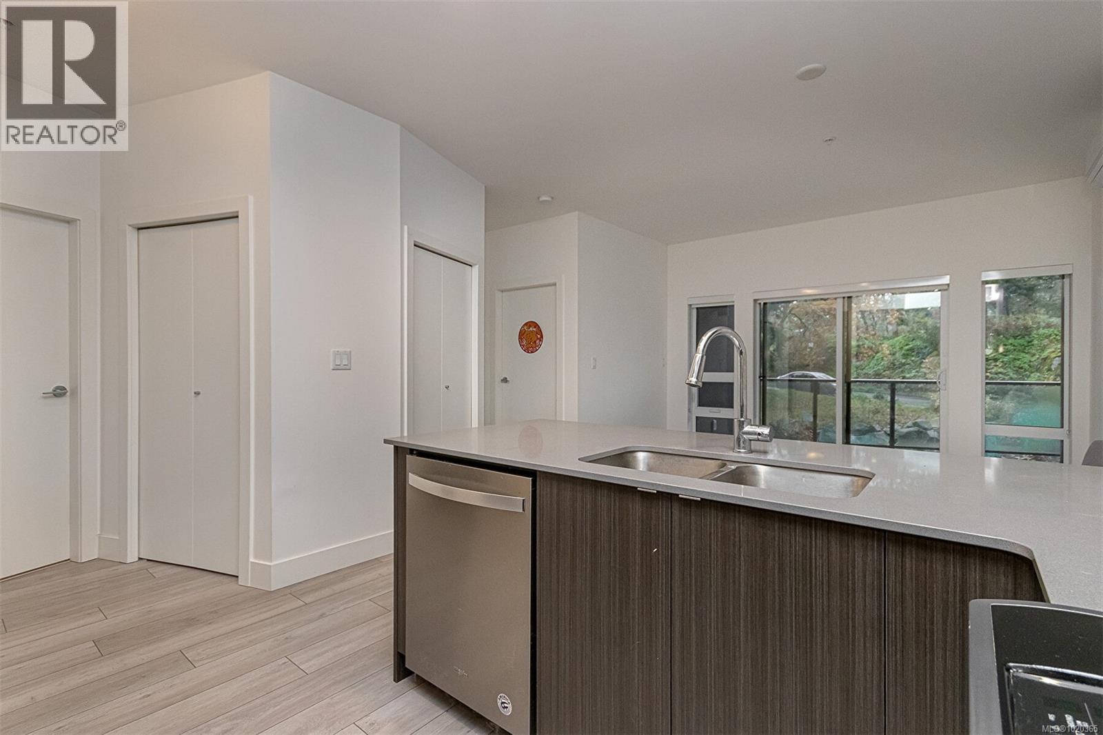 210 991 McKenzie Avenue, Saanich