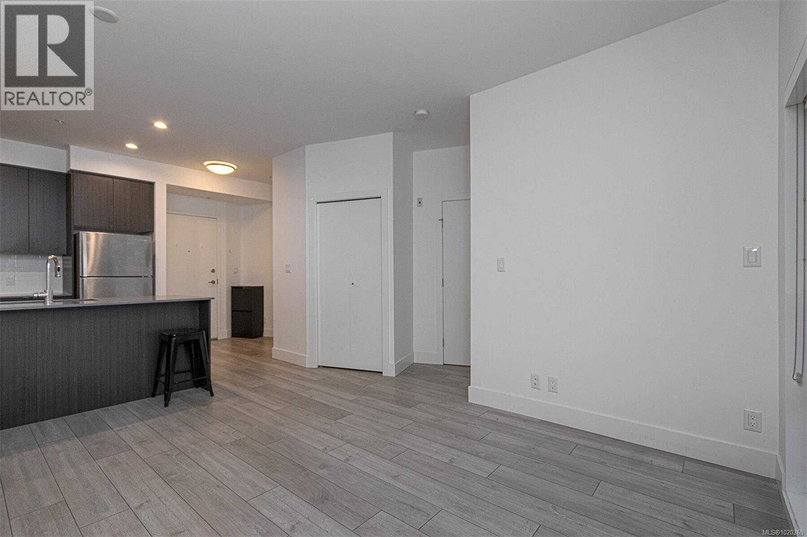 210 991 McKenzie Avenue, Saanich