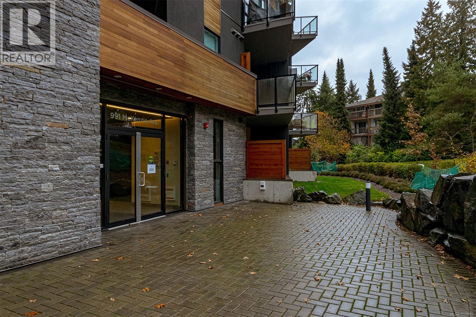 210 991 McKenzie Avenue, Saanich