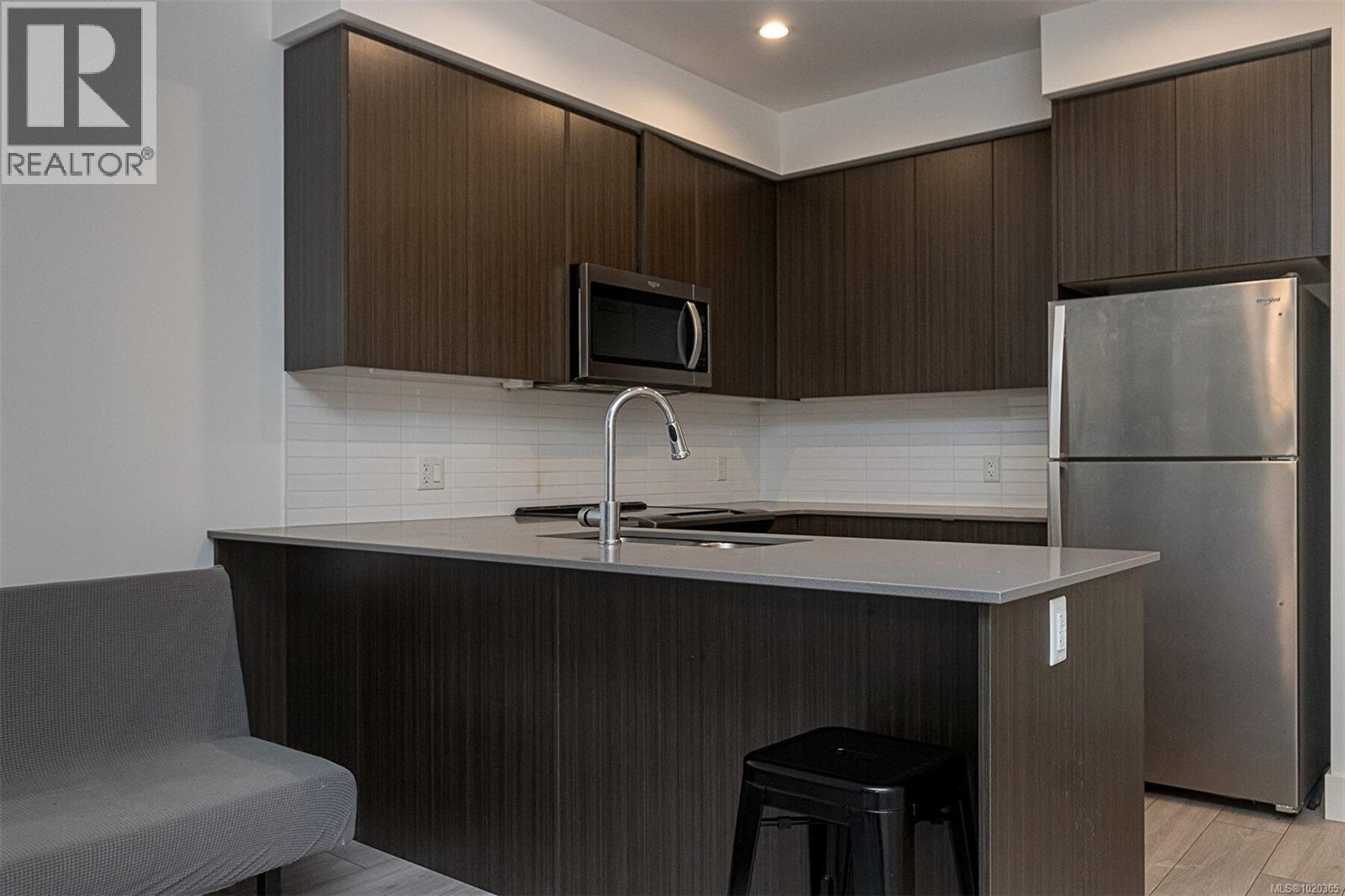 210 991 McKenzie Avenue, Saanich