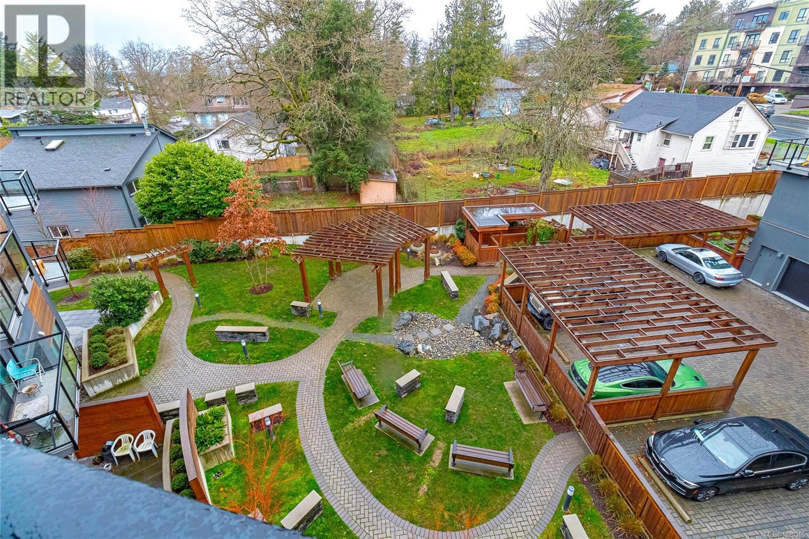 210 991 McKenzie Avenue, Saanich