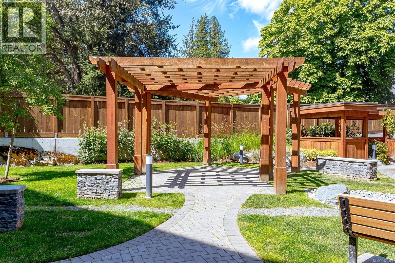 210 991 McKenzie Avenue, Saanich