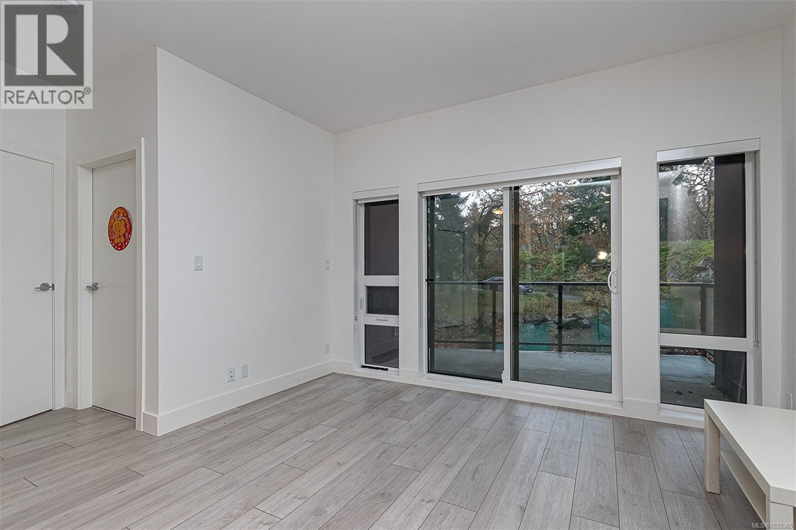 210 991 McKenzie Avenue, Saanich