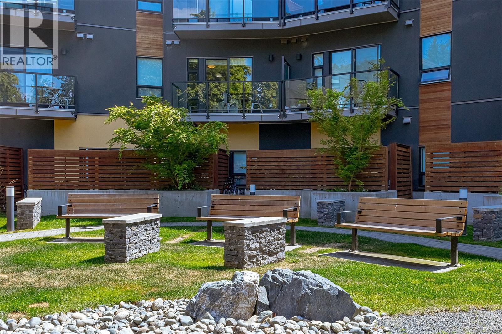 210 991 McKenzie Avenue, Saanich