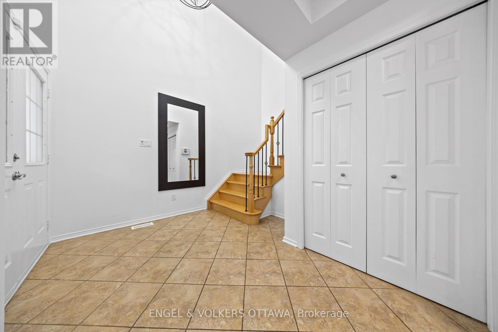 Spacious foyer w/high ceilings