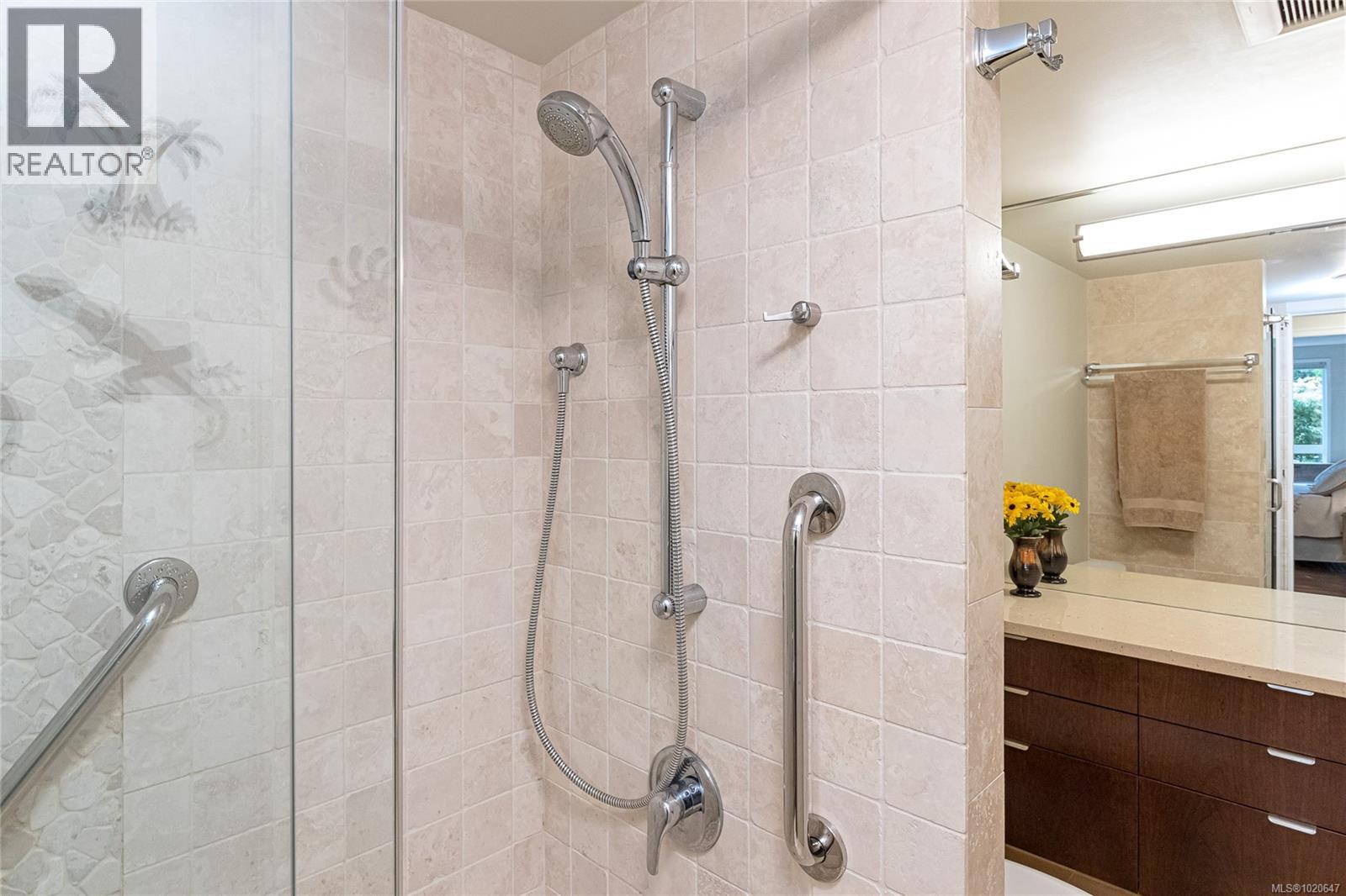 105 1375 Newport Avenue, Oak Bay