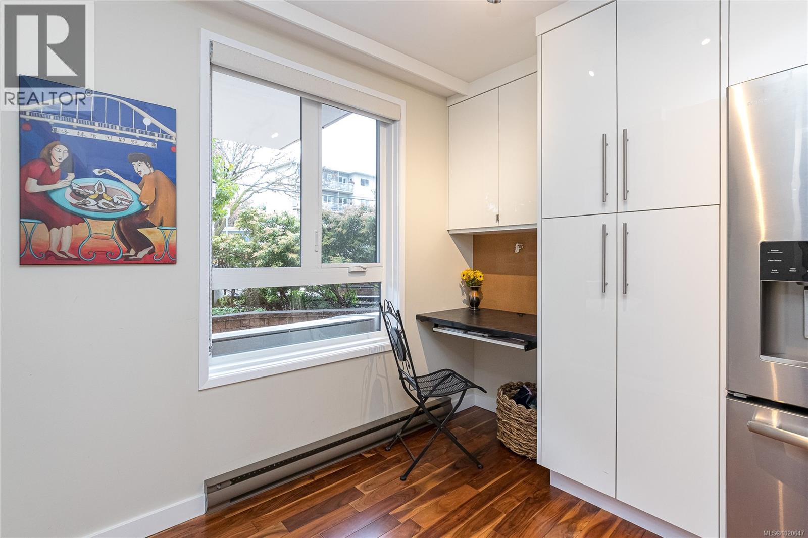 105 1375 Newport Avenue, Oak Bay