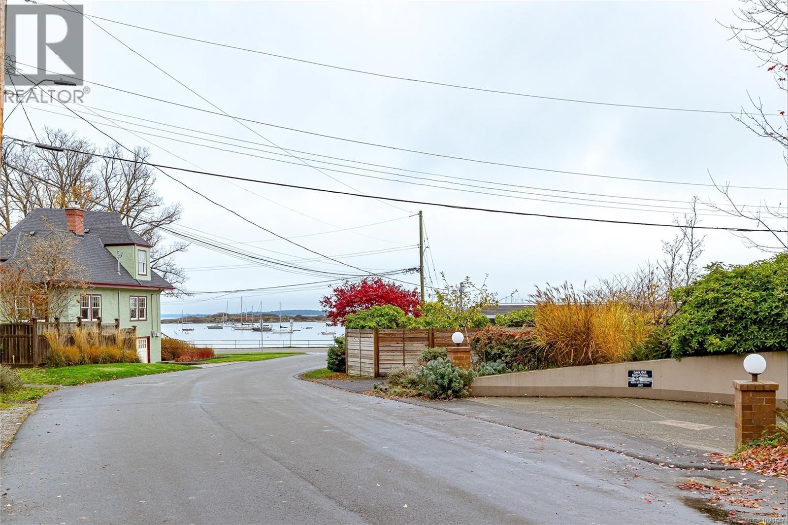 105 1375 Newport Avenue, Oak Bay