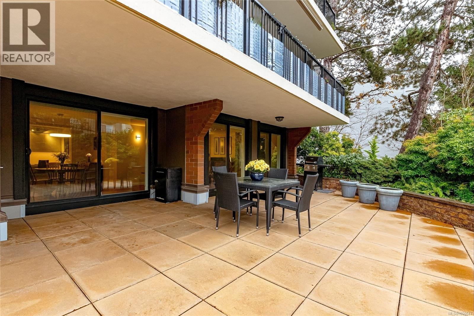 105 1375 Newport Avenue, Oak Bay