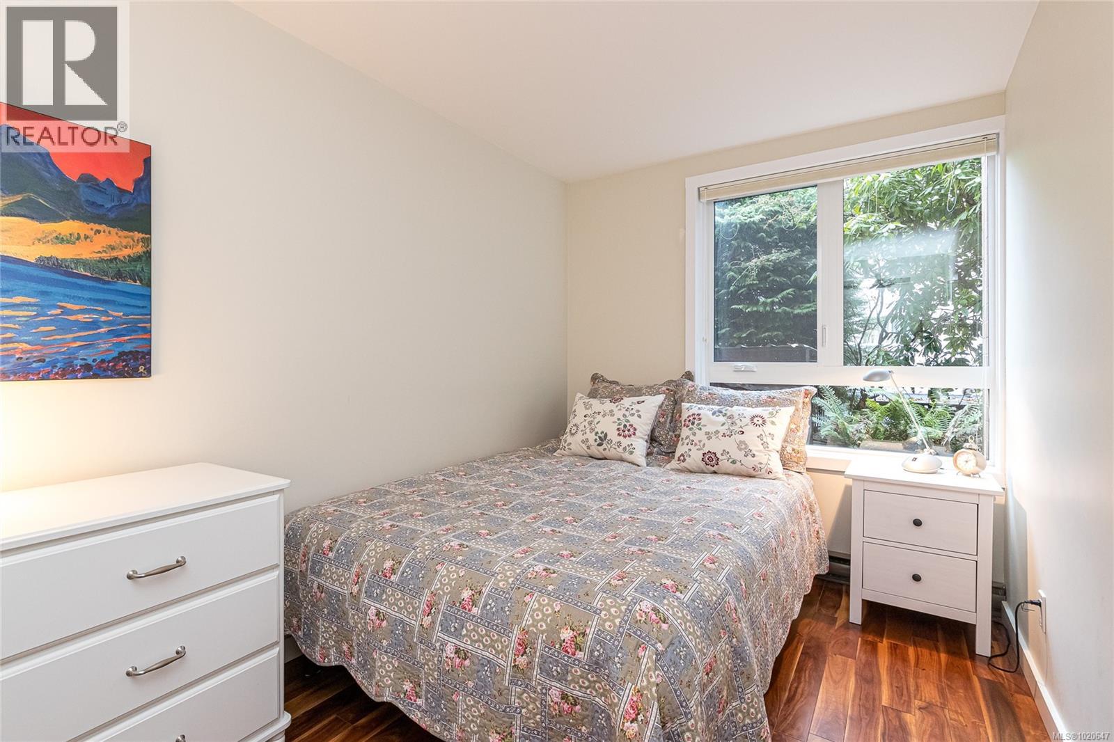 105 1375 Newport Avenue, Oak Bay