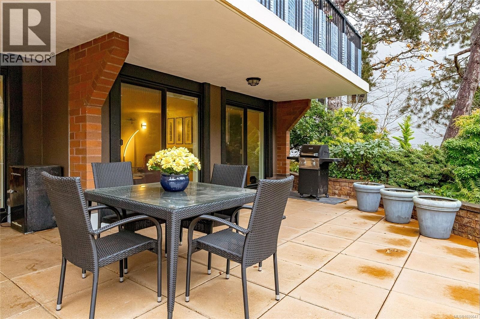 105 1375 Newport Avenue, Oak Bay