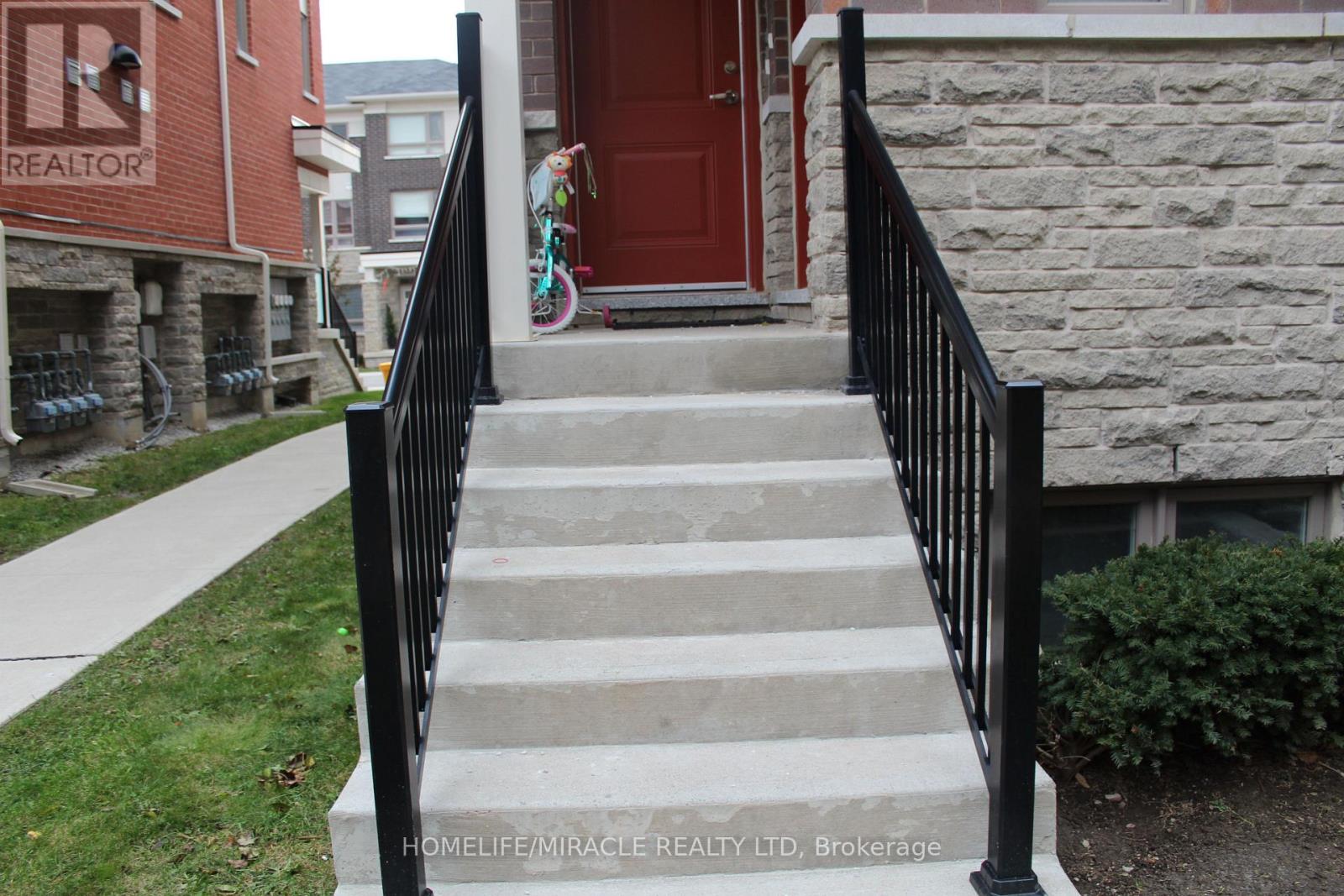 5 - 240 LAGERFELD DRIVE - Photo 4 of 17, Brampton (Northwest Brampton), Ontario