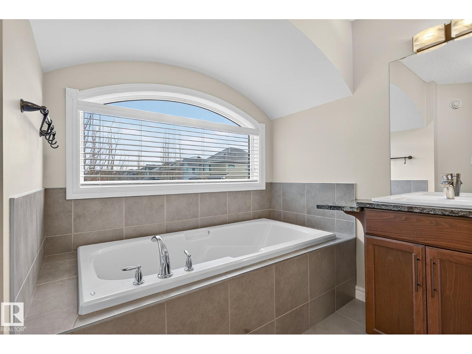 7915 18 Ave SW SW, Edmonton