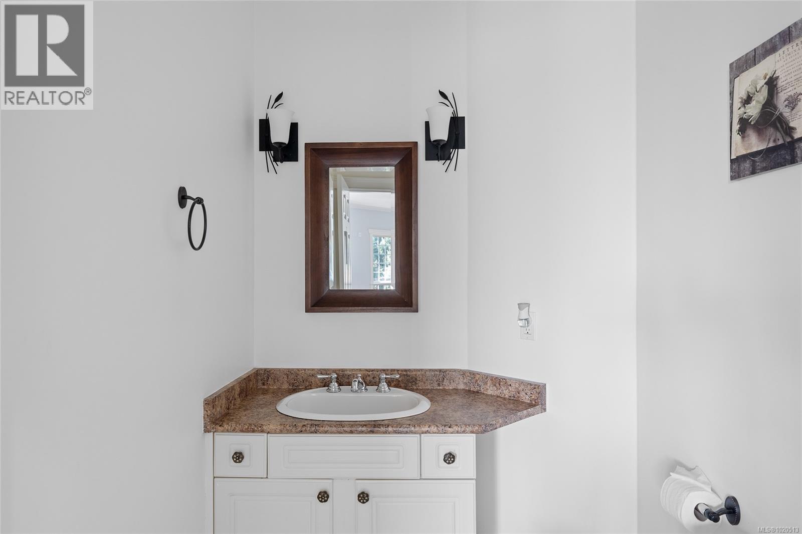 653 CAIRNDALE Rd, Colwood