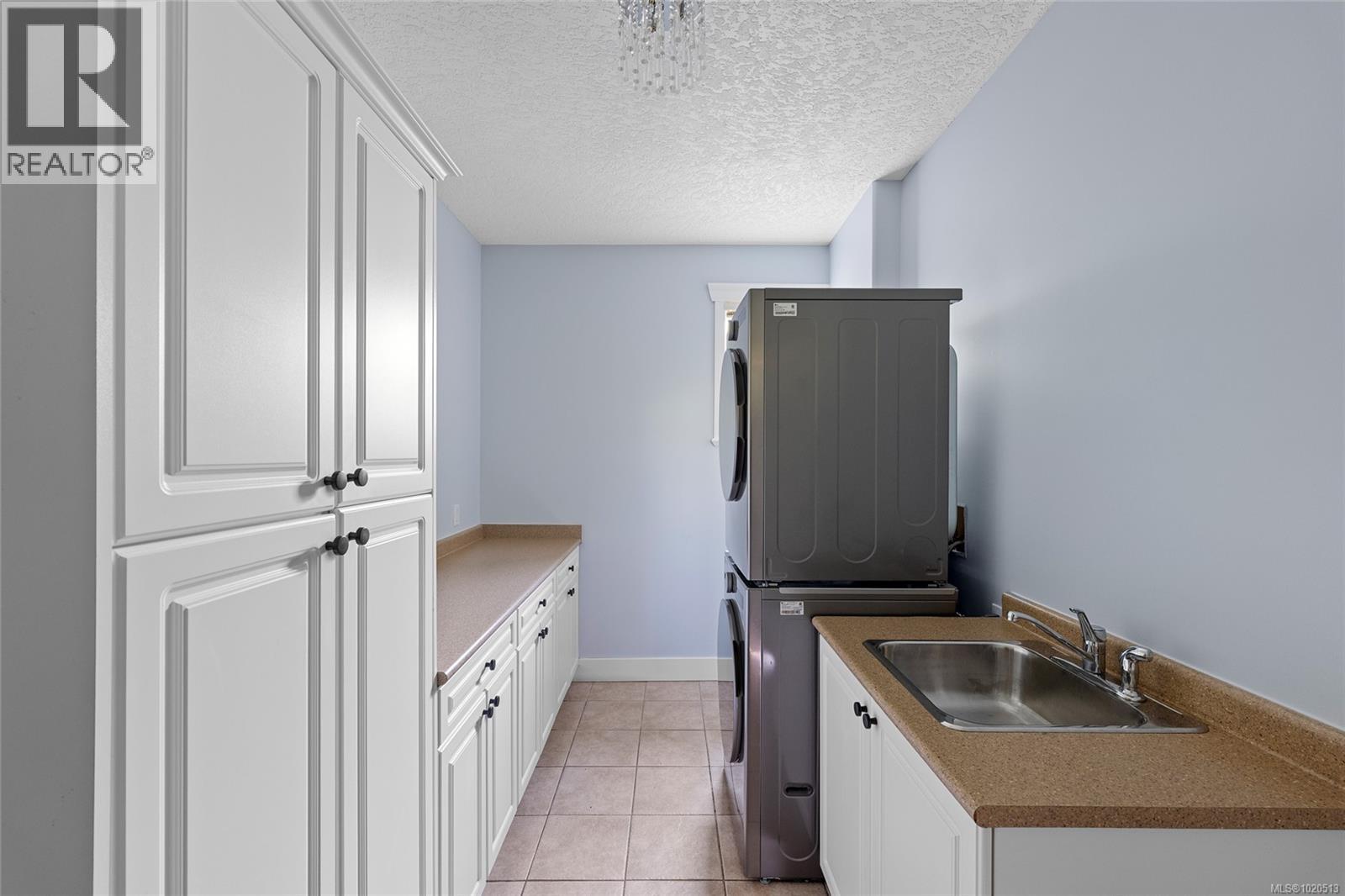 653 CAIRNDALE Rd, Colwood