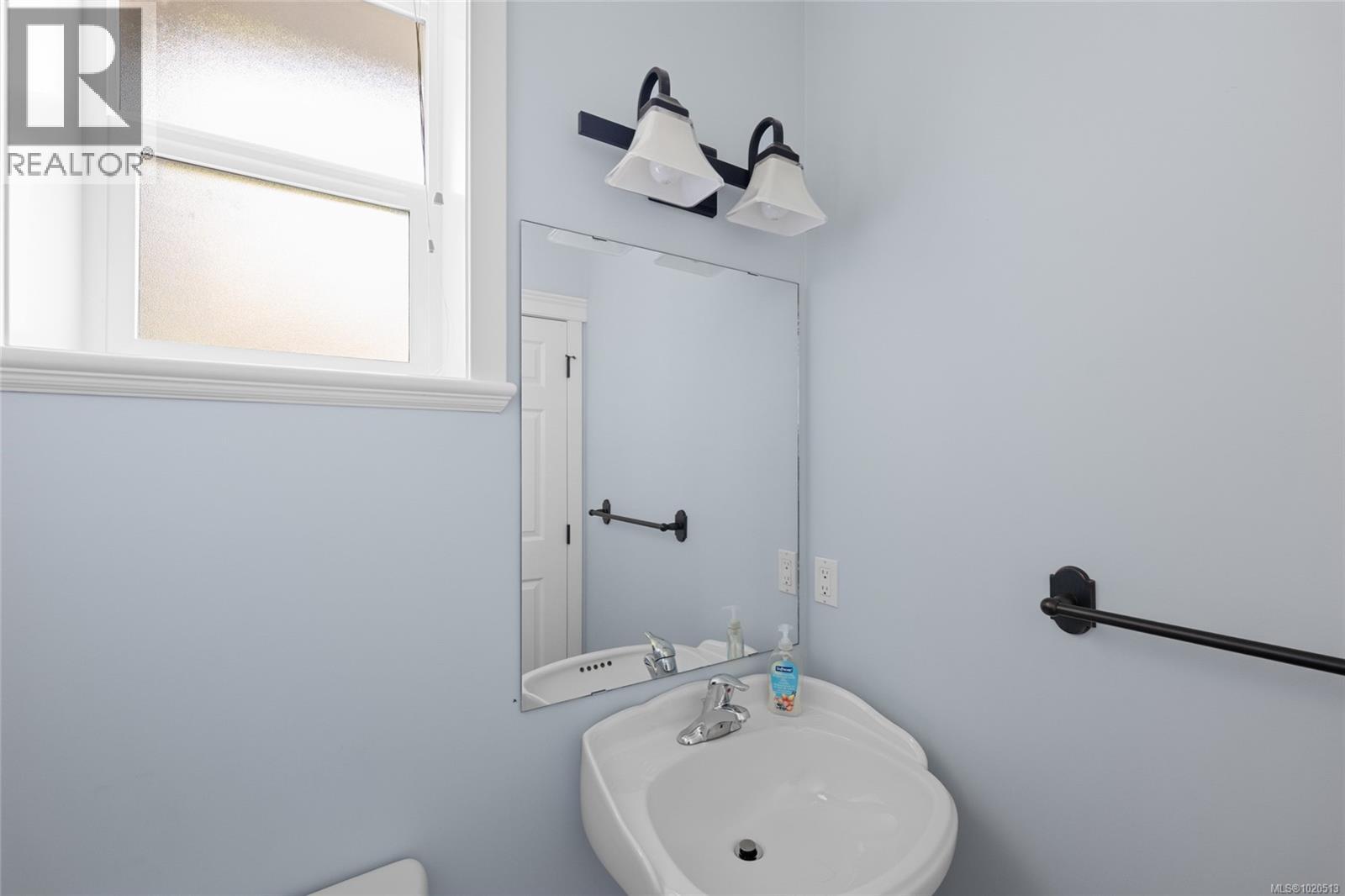 653 CAIRNDALE Rd, Colwood