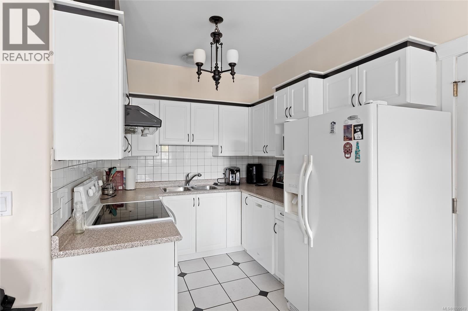 653 CAIRNDALE Rd, Colwood