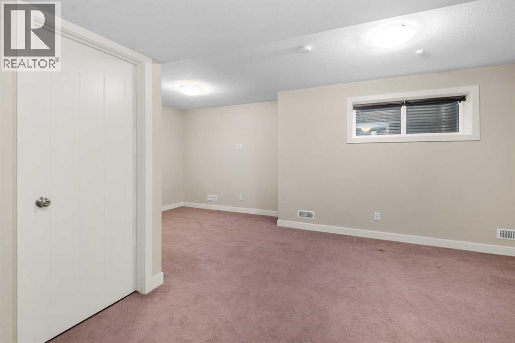 Single Family House for Sale in  quarry Villas SE Douglasdale/Glen Calgary 