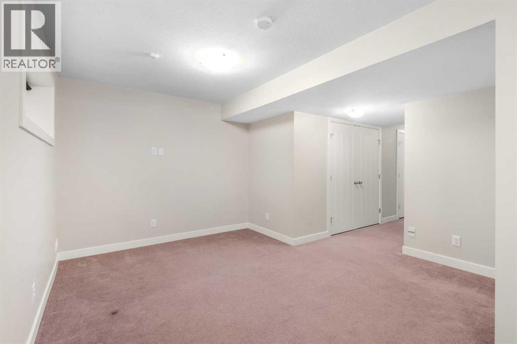 Single Family House for Sale in  quarry Villas SE Douglasdale/Glen Calgary 