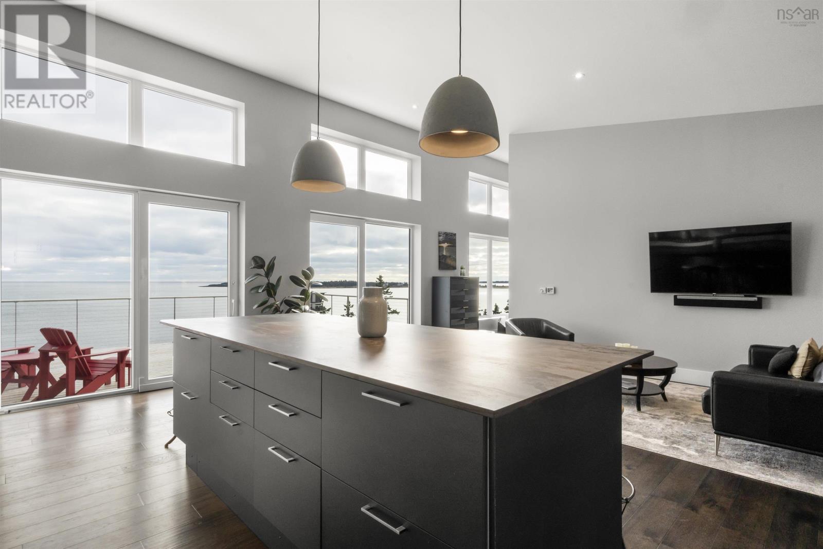 Property 22 of 50 of 200 Middle Road