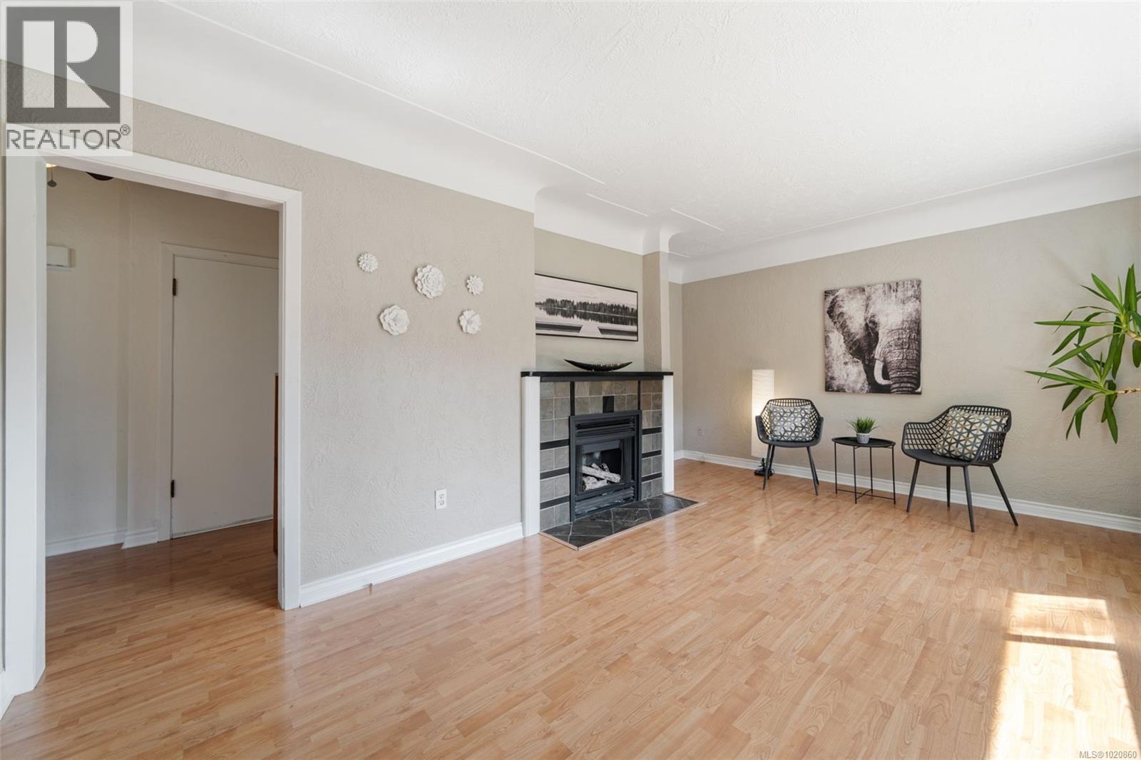 1042 Lodge Ave, Saanich