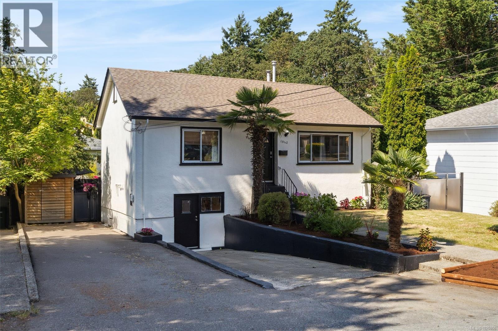 1042 Lodge Ave, Saanich