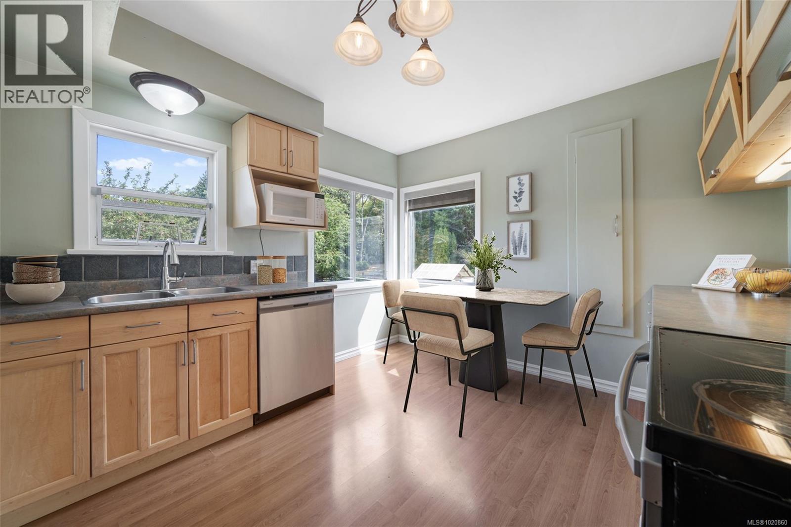 1042 Lodge Ave, Saanich