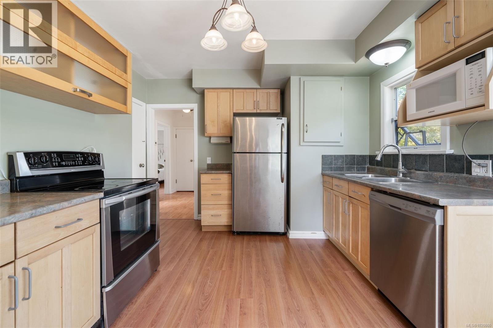 1042 Lodge Ave, Saanich