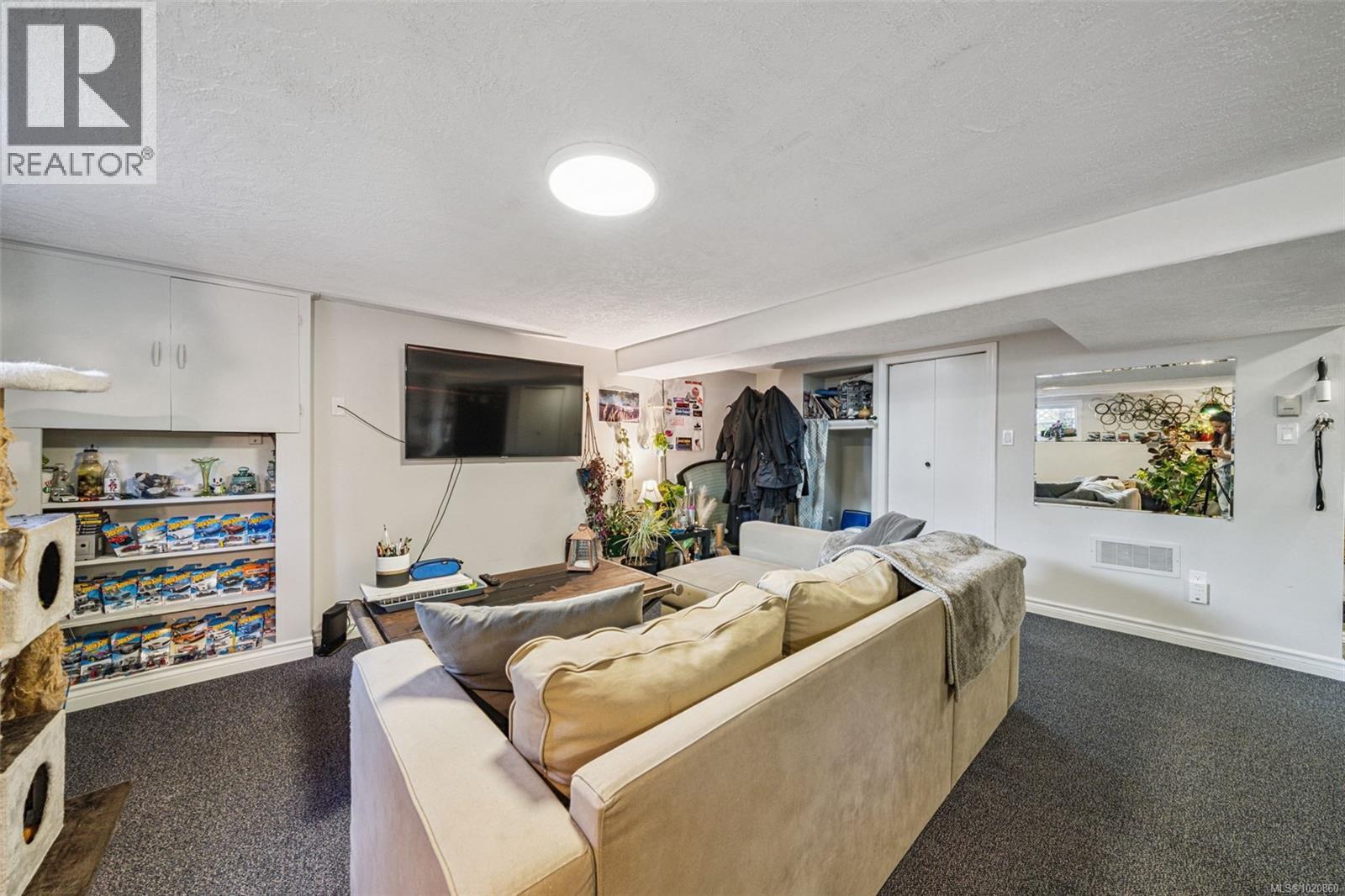 1042 Lodge Ave, Saanich