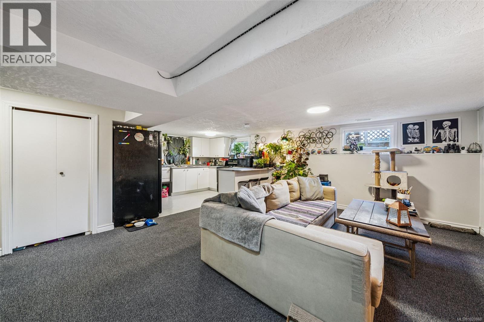 1042 Lodge Ave, Saanich