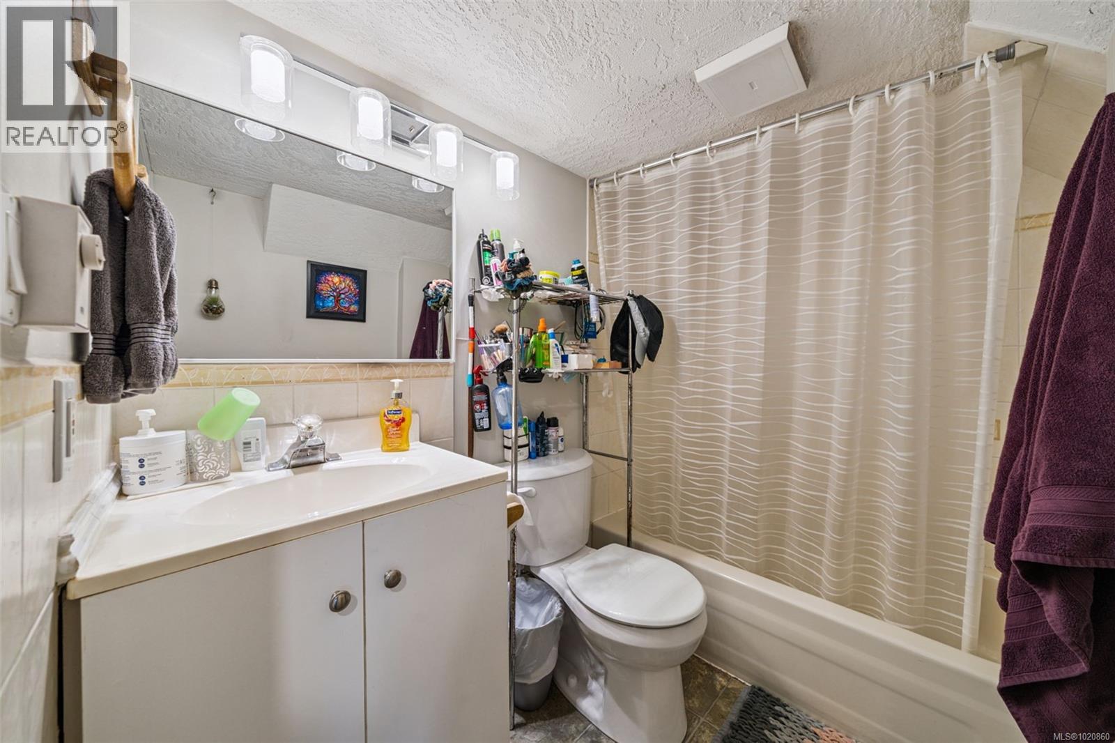 1042 Lodge Ave, Saanich