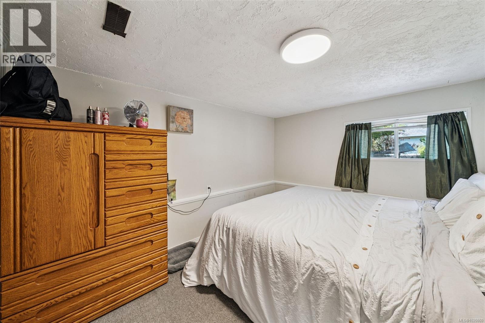 1042 Lodge Ave, Saanich