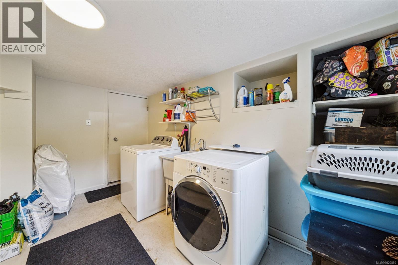 1042 Lodge Ave, Saanich