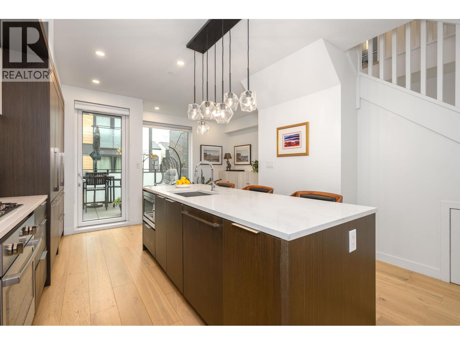 206 649 E 3RD STREET, North Vancouver