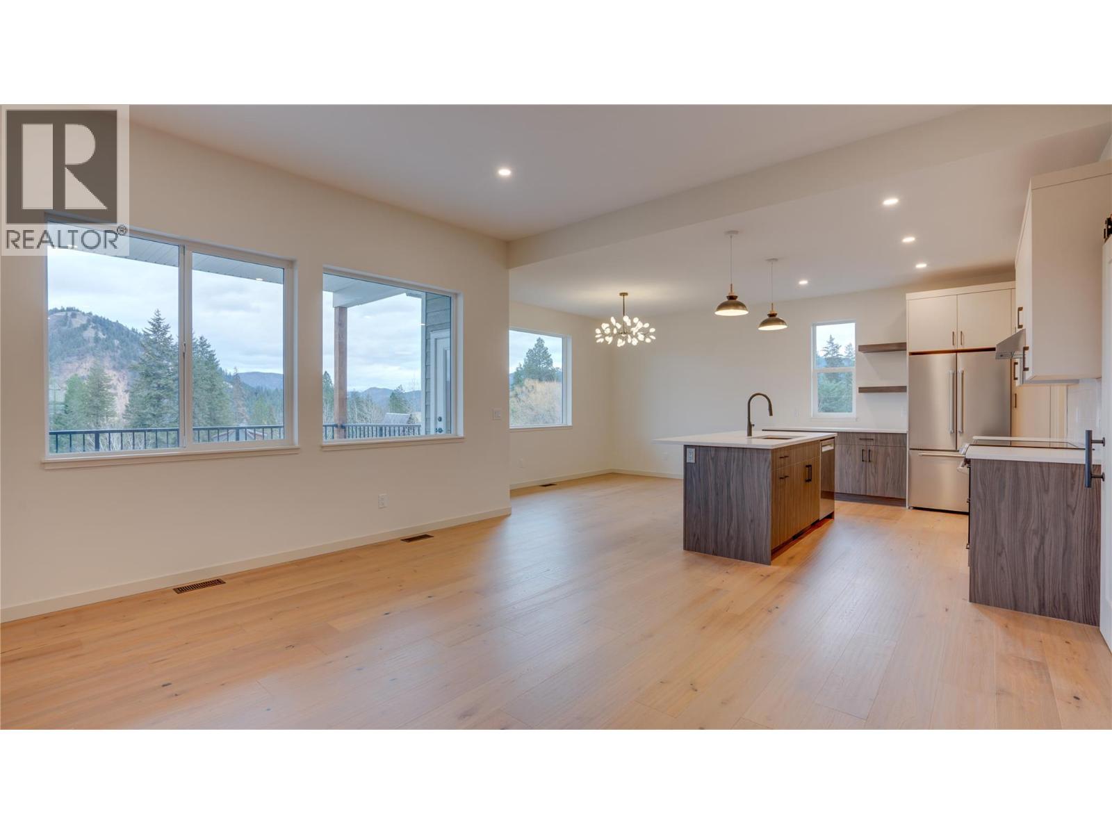 2123 Mountain View Avenue, Lumby