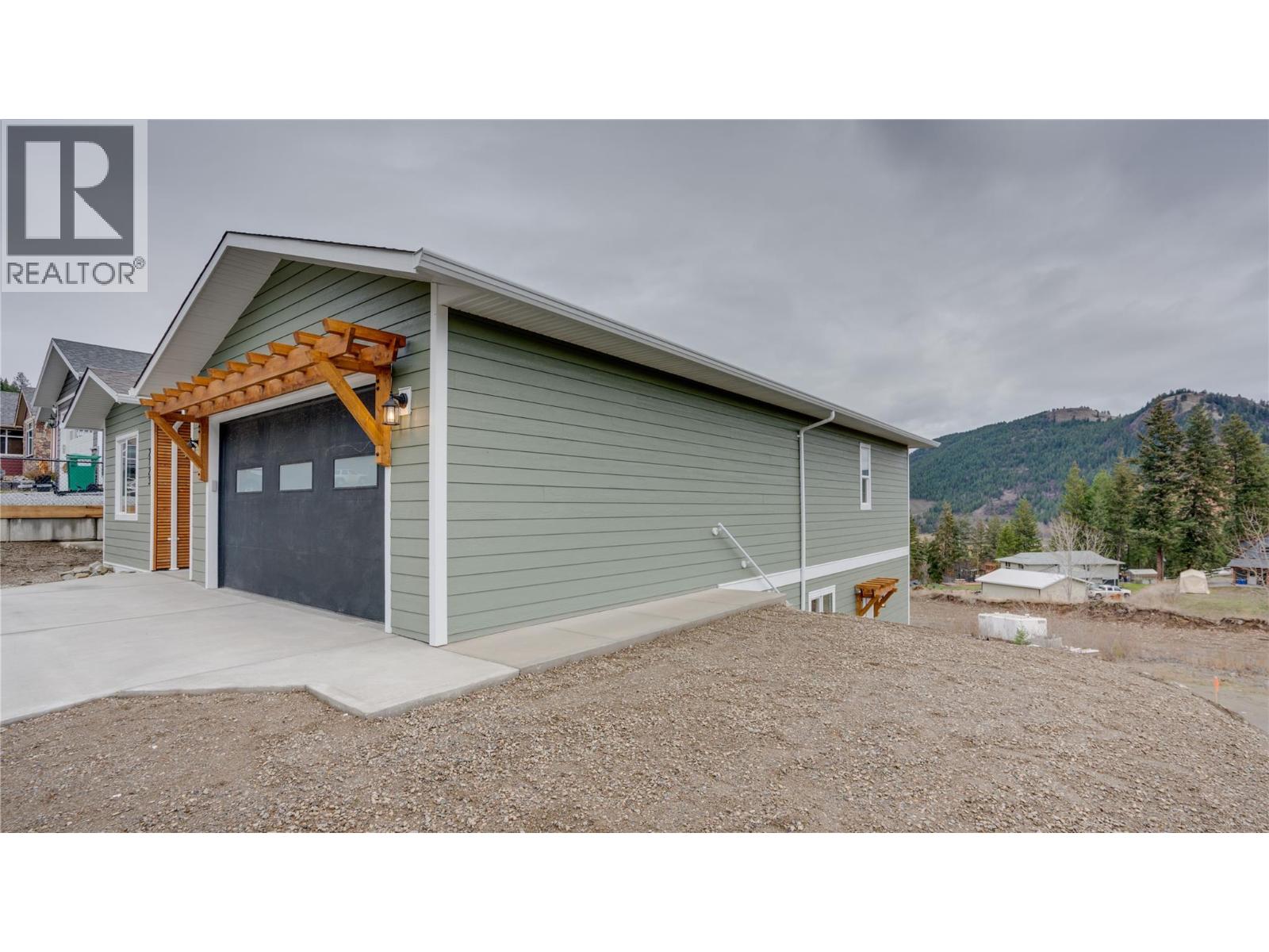 2123 Mountain View Avenue, Lumby