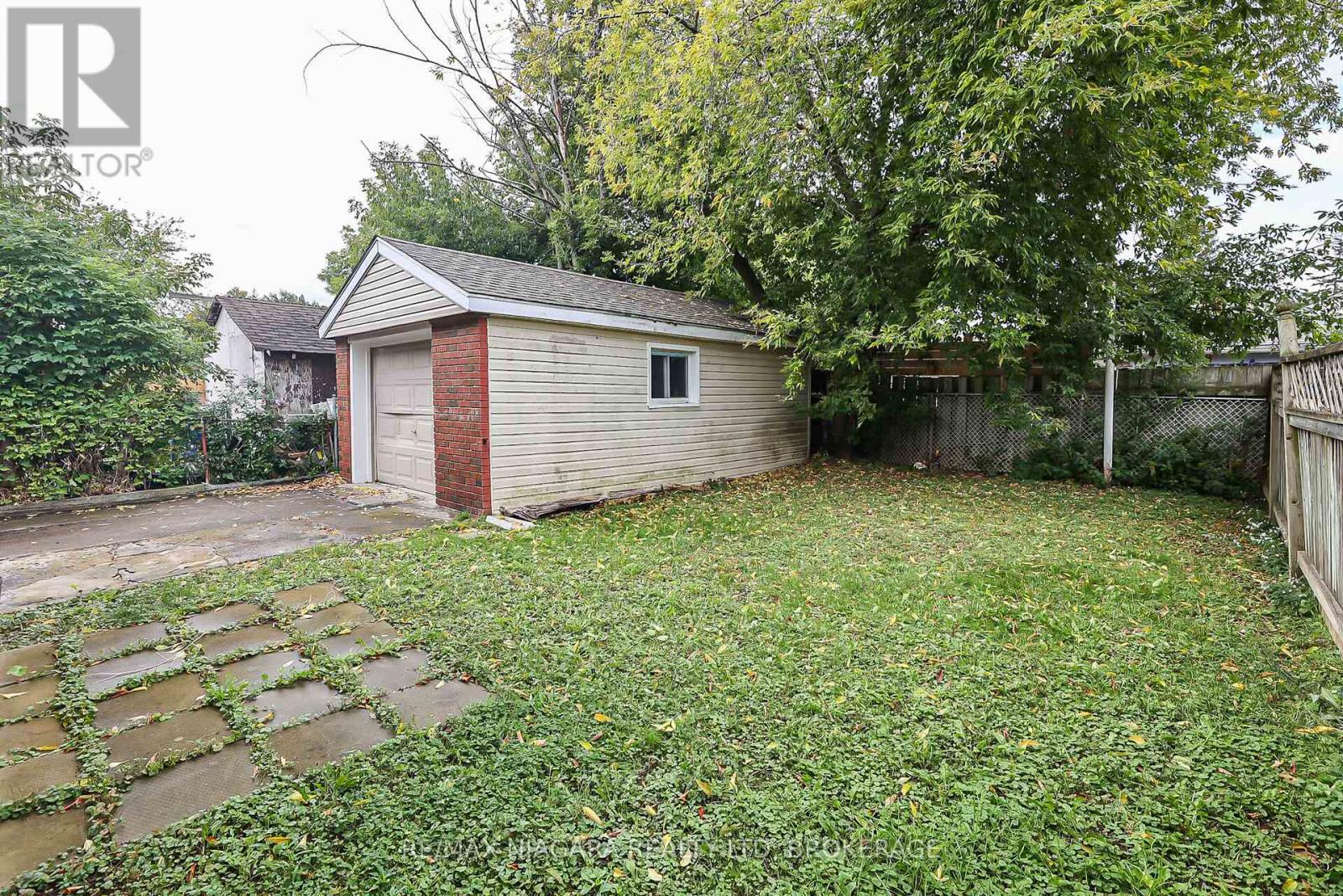 261 VINE STREET - 13