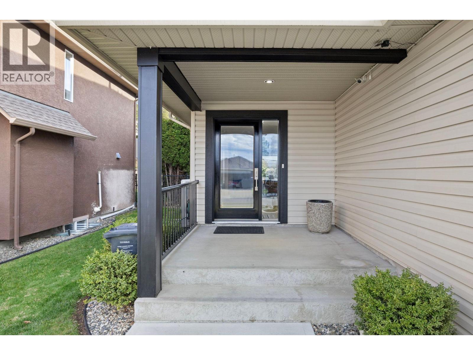  667 South Crest Drive, Kelowna