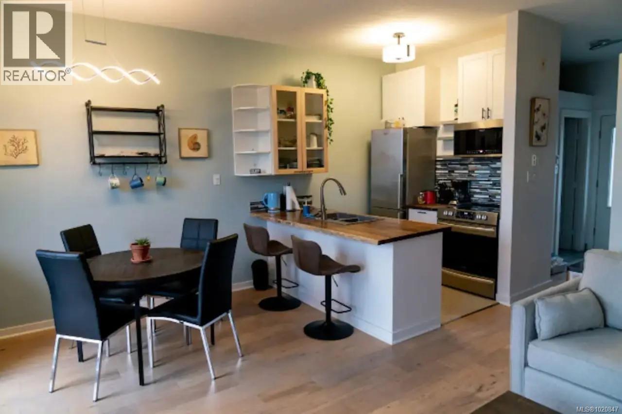 208 230 Main St, Tofino